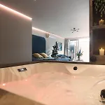 Suite-elegance Prive Sauna & Jacuzzi Apartment